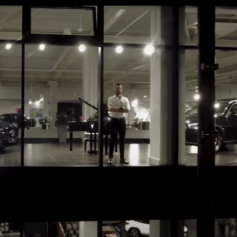 Z FORTEPIANEM W LUKSUSOWYM SALONIE MERCEDES-BENZ. METALLICA I TO CO MA ZNACZENIE.