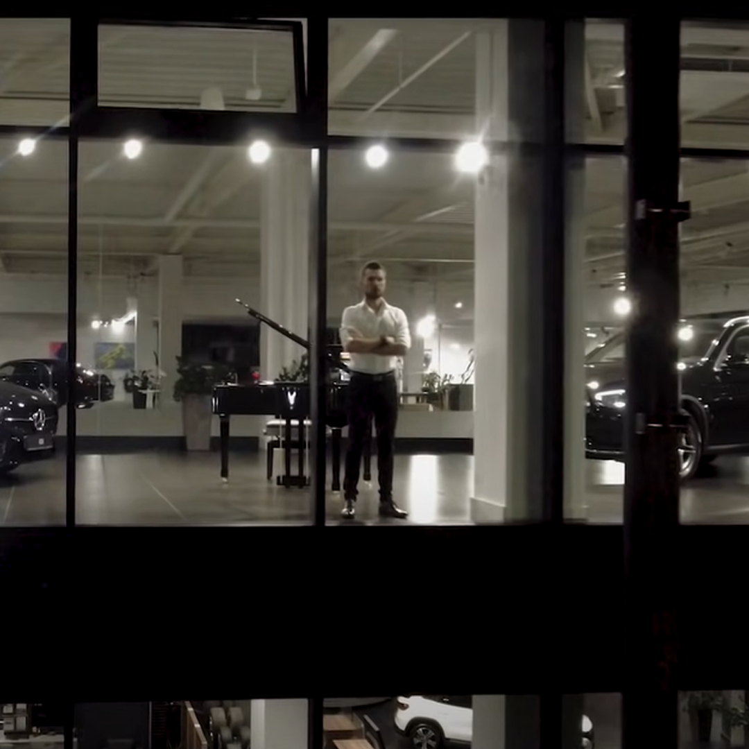 Z FORTEPIANEM W LUKSUSOWYM SALONIE MERCEDES-BENZ. METALLICA I TO CO MA ZNACZENIE.