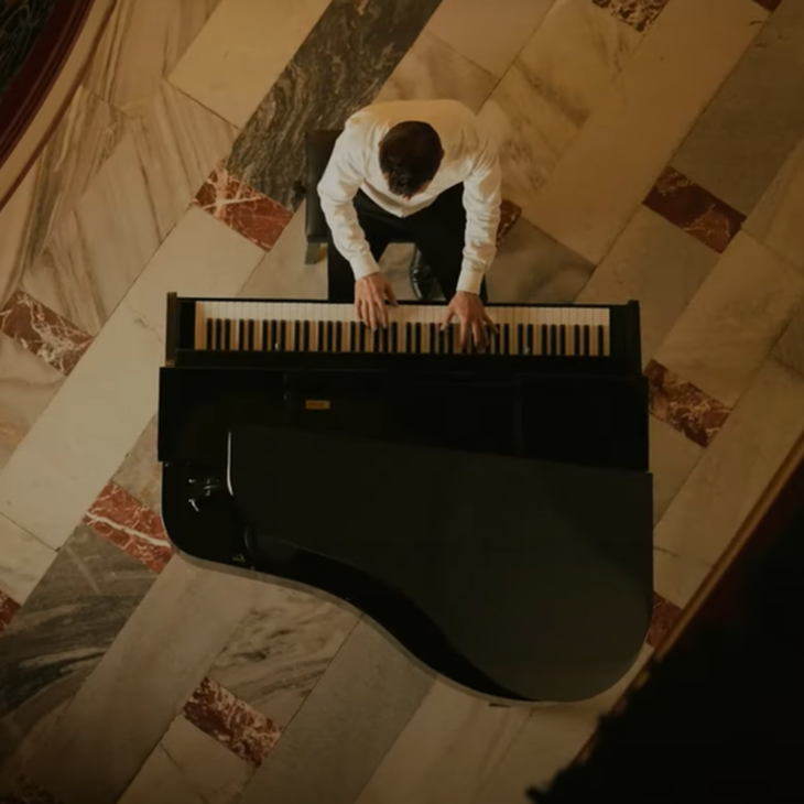 FORTEPIAN, PAŁAC BRUNÓW, MERCEDES EQS I COVER MAD WORLD – GARY JULES