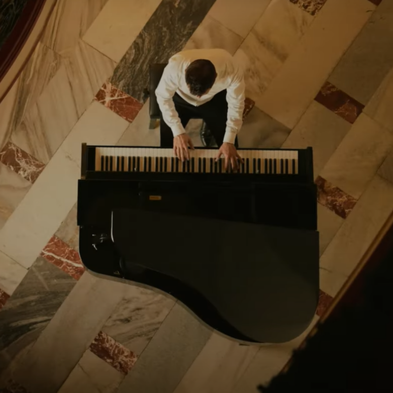 FORTEPIAN, PAŁAC BRUNÓW, MERCEDES EQS I COVER MAD WORLD – GARY JULES