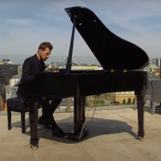 Z FORTEPIANEM W LUKSUSOWYM SALONIE MERCEDES-BENZ. METALLICA I TO CO MA ZNACZENIE.