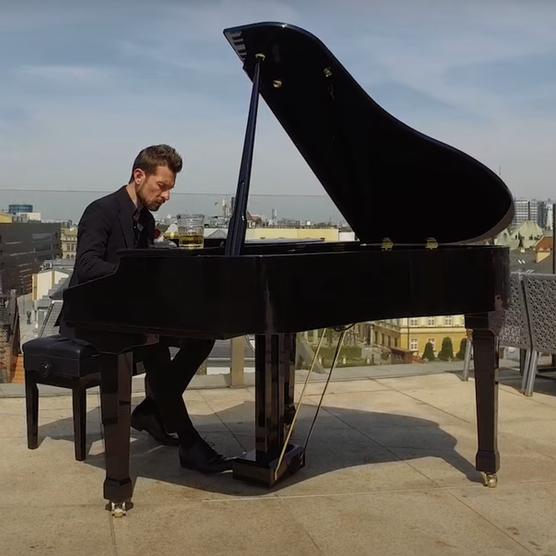 Pianista Wrocław KIEDY HISTORIA JEST TRUDNA. Z FORTEPIANEM NA DACHU HOTELU MONOPOL.