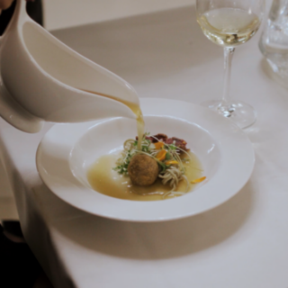 FORTEPIAN, PAŁAC BRUNÓW, MERCEDES EQS I COVER MAD WORLD – GARY JULES