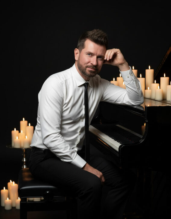 Przy świecach na fortepianie cykl koncertów Konrad Waszczyk