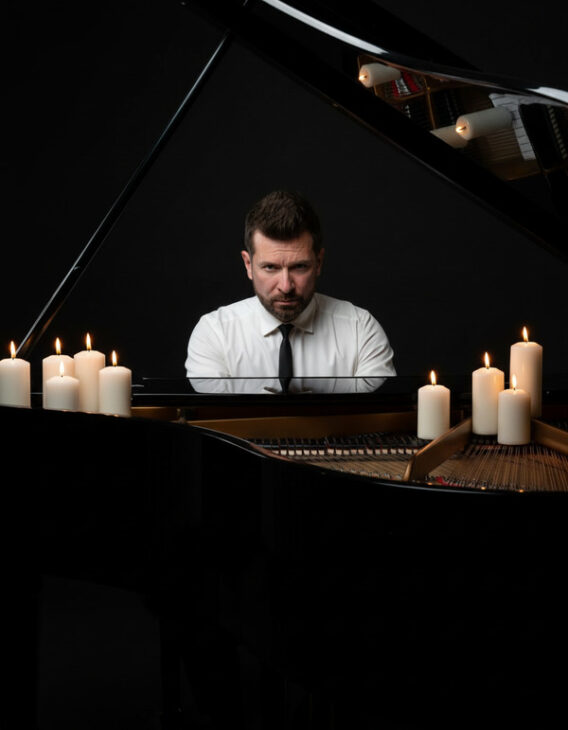 Waszczyk Konrad koncertuje przy świecach